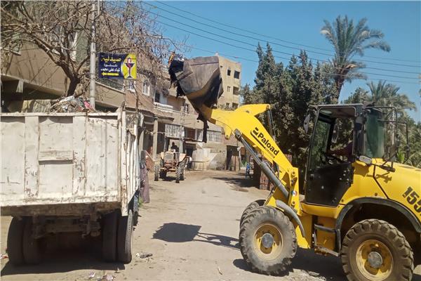 رفع ١٥٠٠ طن رتش اسفل دائري غطاطي وتجميل الجزيرة الوسطي بشارع التحرير