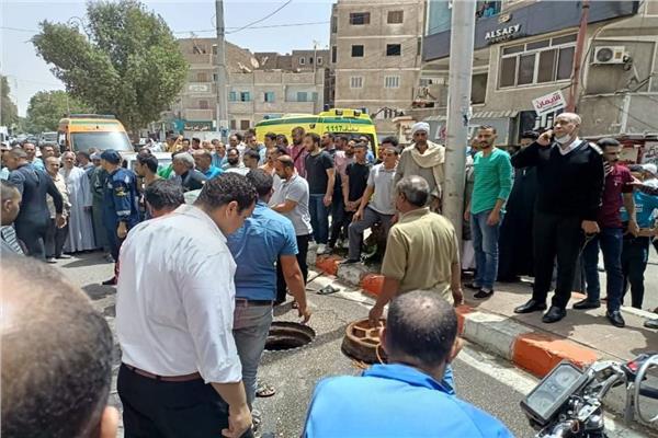 تجمع الاهالى فى مكان الحادث