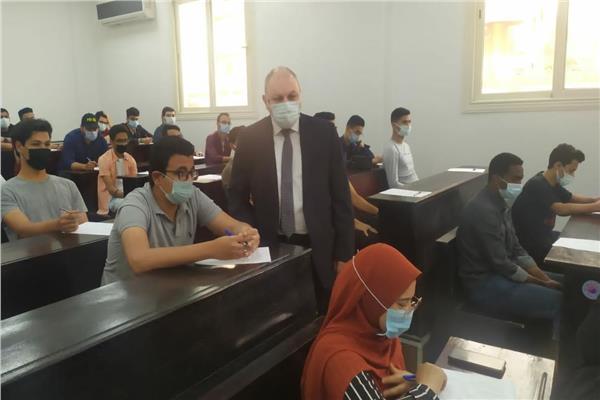 رئيس جامعة بنى سويف التكنولوجية يتفقد امتحانات أعمال السنة