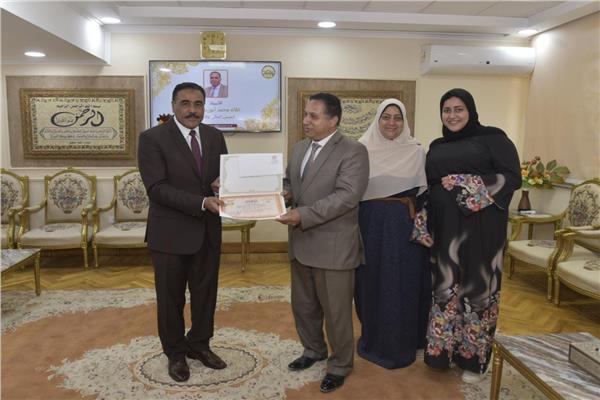 محافظ مطروح يكرم المحالين للمعاش