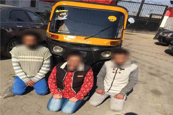 المشدد 5 سنوات لعاطلين بتهمة سرقة توك توك بالإكراه في المطرية