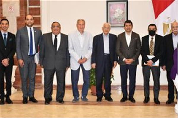 وزير الرياضة يعقد اجتماعًا مع وحدة السياسات 