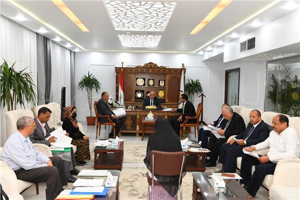 محافظ قنا يترأس اللجنة الدائمة