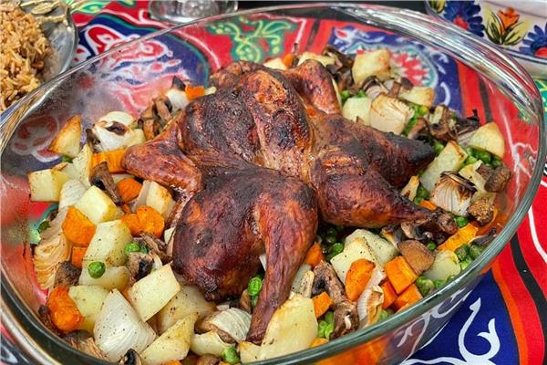 «صينية دجاج» مبهر بالخضار والارز