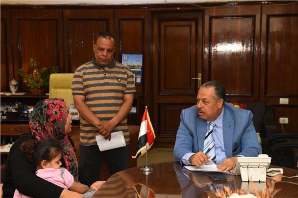 اللواء أشرف الداودى محافظ قنا يستمع لشكوى المواطنين