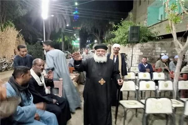  القس داود  يهدى حفظة القرآن الكريم جوائز مالية  بقرية بنجا بسوهاج