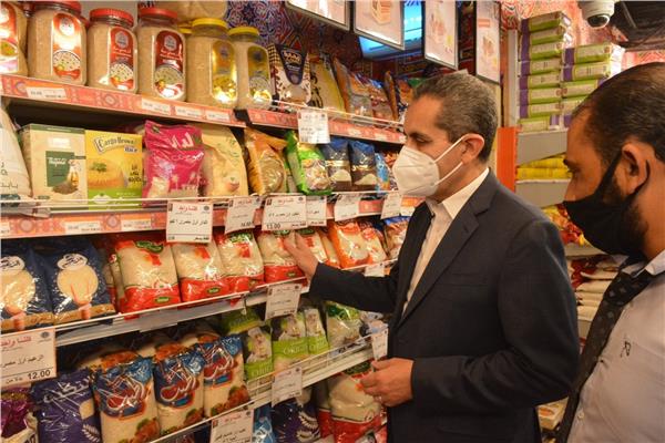  محافظ الغربية يتفقد الأسواق بطنطا ويتابع توافر السلع بها 