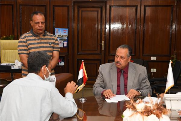 محافظ قنا
