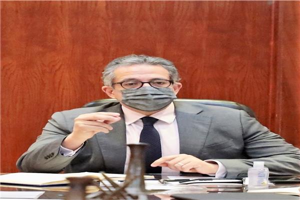  وزير السياحة