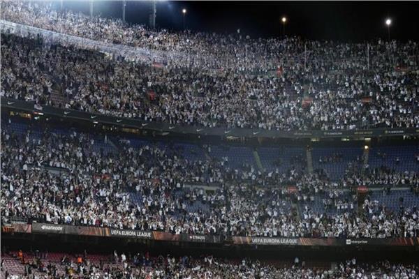 جماهير فرانكفورت في ملعب برشلونة كامب نو