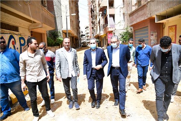 محافظ الغربية يتفقد أعمال الرصف بحي أول وثاني المحلة