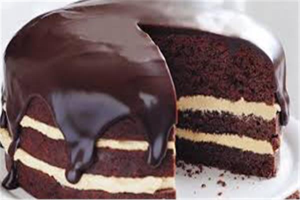 كعكة الشوكولاتة مع قطع الحلوى