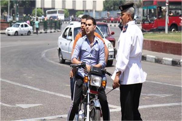 تحرير 1837 مخالفات لقائدي الدراجات النارية لعدم ارتداء «الخوذة»