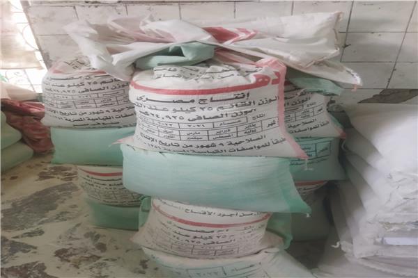 ضبط 7 طن و 300 كجم من الدقيق البلدى المدعم قبل بيعه بالسوق السوداء بأسوان