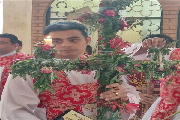  بالصلاة والخوص .. آلاف الأقباط يحتفلون بأحد الزعف في قنا