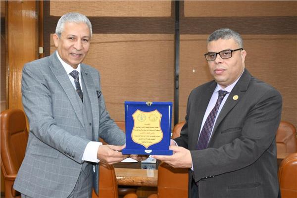درع الهيئة العامة لتنمية الثروه السمكية لرئيس جامعة قناة السويس 