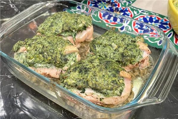 دجاج بالجبنة والسبانخ