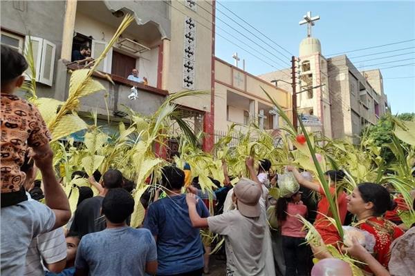 بالصور..أقباط المنيا يحتفلون بأحد السعف وسط حالة من الفرحة والسعادة 