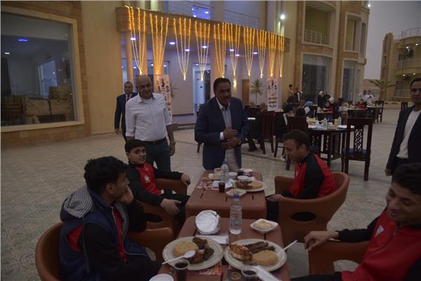 محافظ مطروح يشارك أطفال قادرون باختلاف الإفطار 