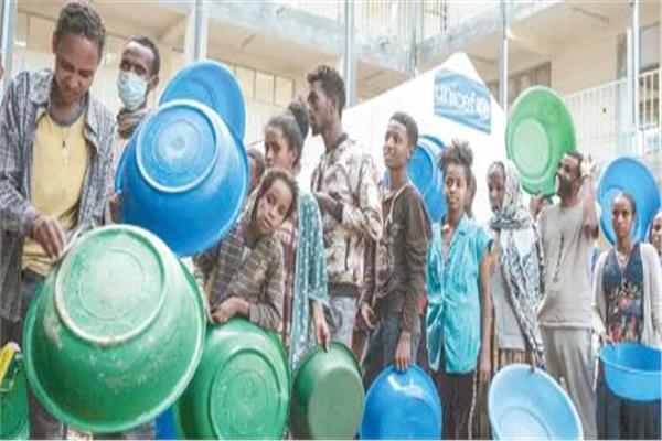 اشخاص فى تيجراى ينتظرون للحصول على مساعدات غذائية