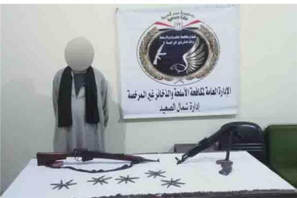 سقوط المتهم بالاتجار في الأسلحة النارية وبيعها للعناصر الإجرامية بالمنيا 