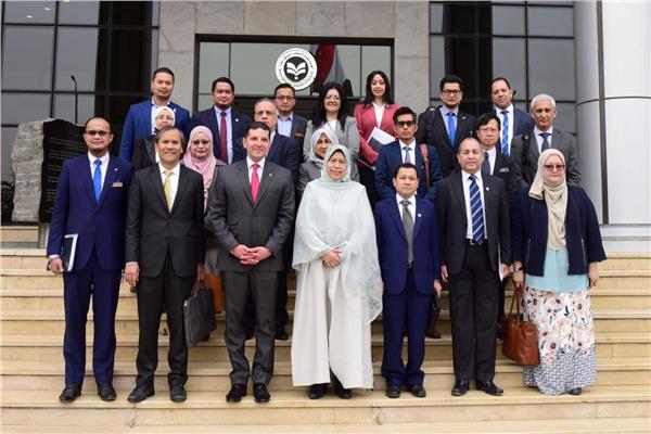 الرئيس التنفيذي للهيئة العامة للاستثمار ووزيرة الصناعات الزراعية والسلع الماليزية