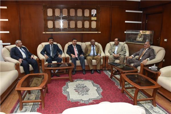 رئيس جامعة الأقصر يستقبل لجنة قطاع الآداب بالمجلس الأعلى للجامعات