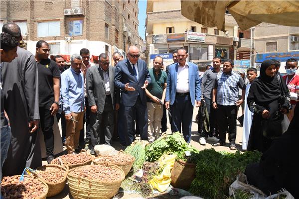 اللواء أشرف الداودى محافظ قنا خلال الجولات