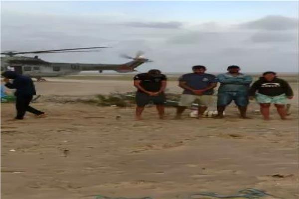 إنقاذ 6 بحارة في جزيرة مهجورة دون طعام لمدة أسبوعين
