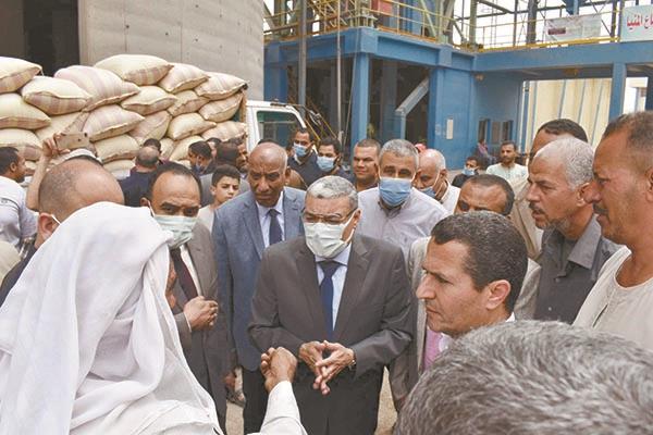 ■ محافظ المنيا خلال متابعة استلام القمح