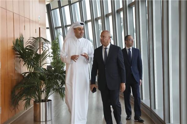 وزير النقل يزور ميناء حمد