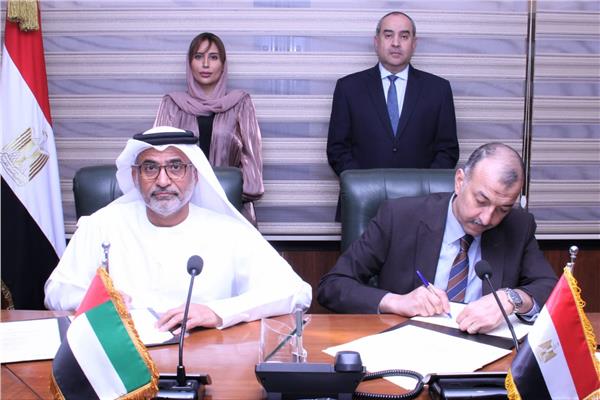 وزير الطيران اثناء توقيع الاتفاقية 