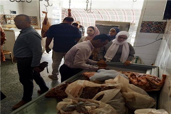 حملة بيطرية للتفتيش على محلات الجزارة البلدية وثلاجات اللحوم المجمدة بأسوان