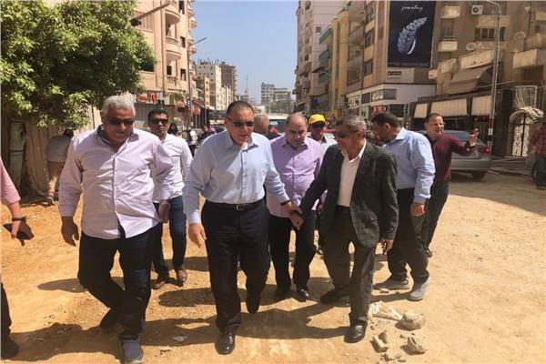 محافظ الشرقية يؤكد على سرعة الإنتهاء من رصف طريق الرملية