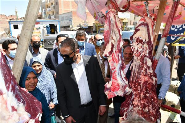محافظ الفيوم يتفقد معرض السلع الغذائية