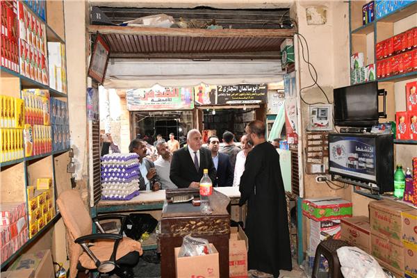 محافظ قنا يفاجئ أسواق بيع السلع الغذائية