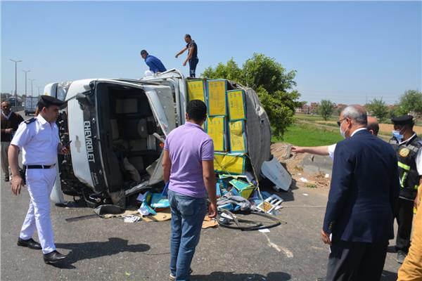 محافظ القليوبية يتوقف ليطمئن علي حادث مروري