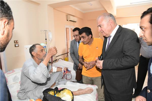  محافظ قنا يصطحب مريض فشل كلوى بسيارته لمستشفي أبوتشت المركزى  