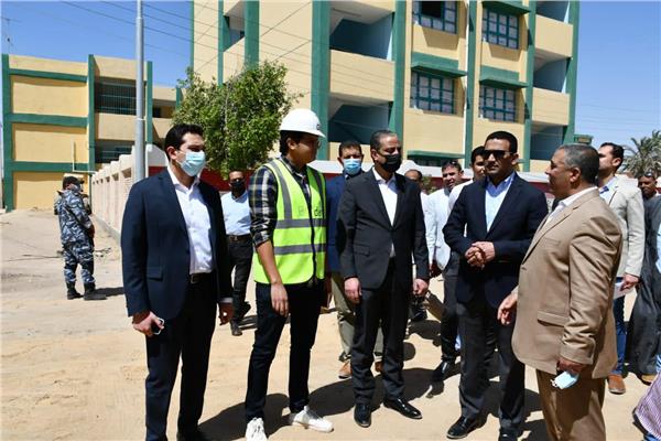  محافظ الفيوم يتفقد مشروعات "حياة كريمة" بقريتي دفنو وقلهانة بإطسا 