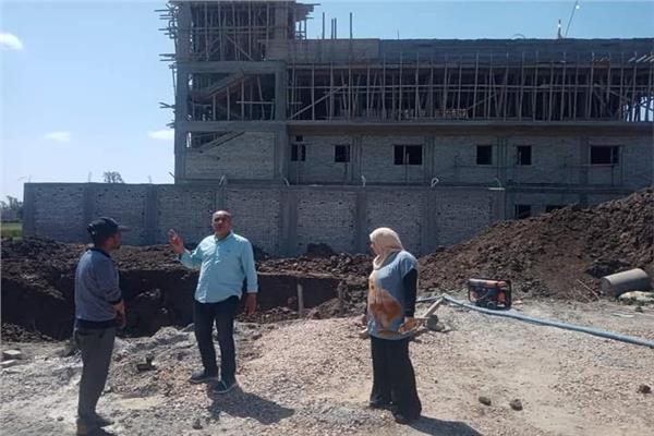  رئيس المدينة يتفقد مشروعات المبادرة الرئاسية "حياة كريمة" بقرى الشهداء.