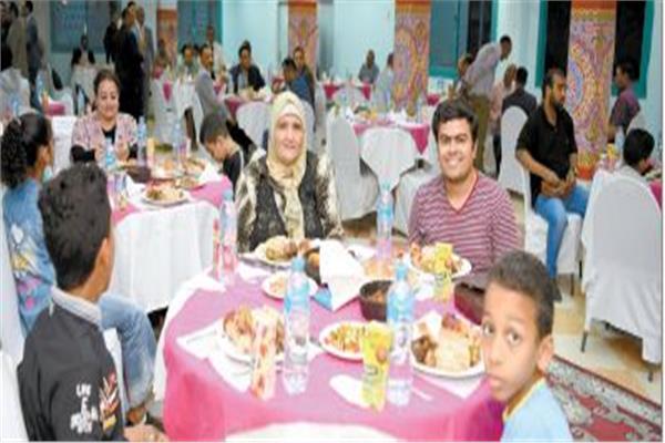 الأطفال الأيتام على مائدة الإفطار الجماعى بقنا