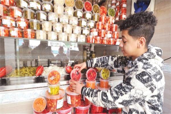 أنواع عديدة من المخللات يقبل الناس على شرائها فى رمضان