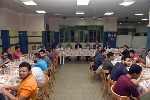 رئيس جامعة سوهاج يشارك طلاب المدينة الجامعية في الإفطار الجماعي الرمضاني
