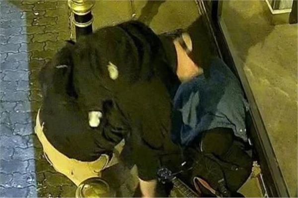 لص يسرق مشرد نائم بالشارع