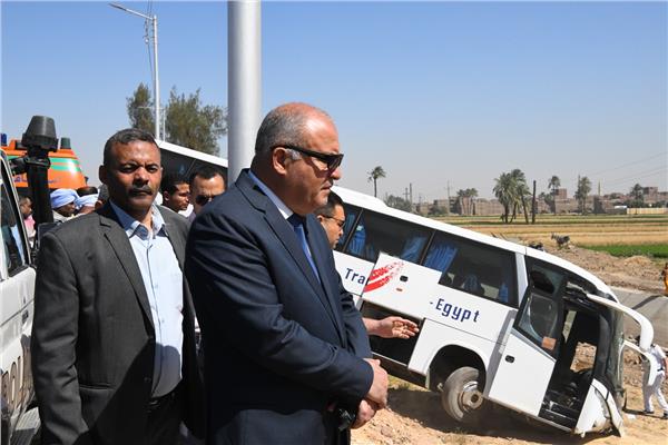 محافظ قنا يتابع الحادث