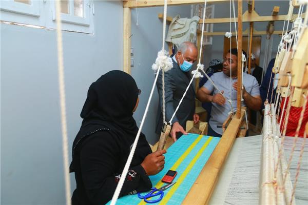 محافظ الجيزة يتفقد مركز تنمية المرأة