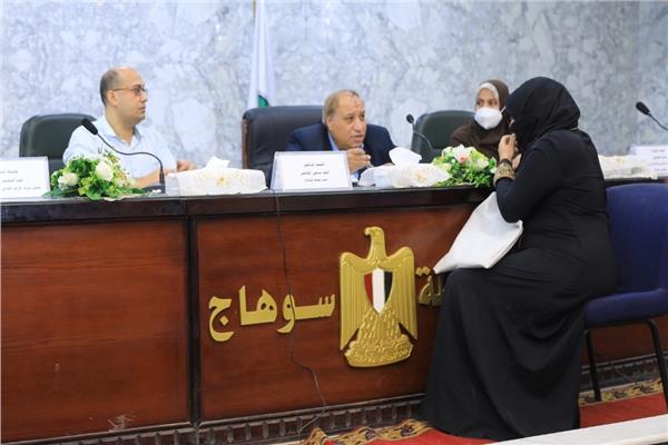  محافظ سوهاج يلتقى 160 مواطنا لبحث مطالبهم وحل شكواهم