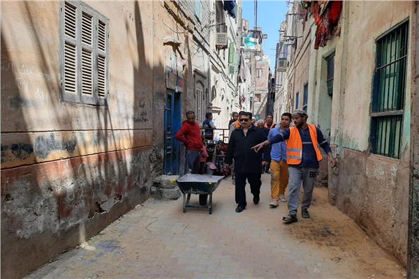رصف 12 شارع فرعي بـ " الانترلوك " بحي غرب سوهاج بتكلفة 1.5 مليون جنيه