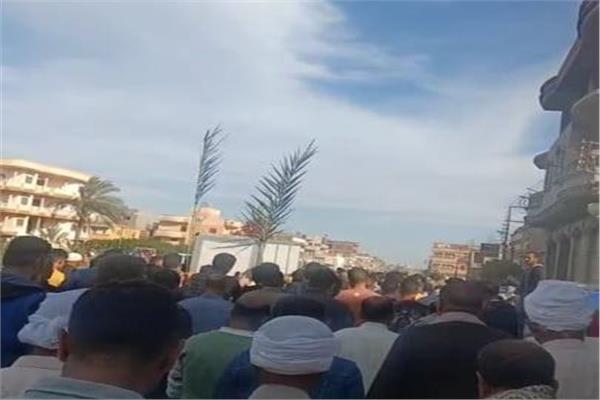  أهالي دمياط يودعون الأشقاء الثلاثة بالزغاريد   