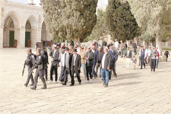 مستوطنون خلال اقتحام باحات الأقصى